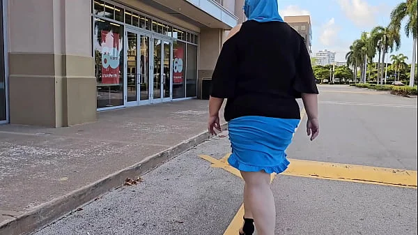 I can’t believe I couldn’t control myself, and almost got caught masturbating in the car and peeing in public (hot Kinky Muslim hijab Milf with big booty pissing outdoor)